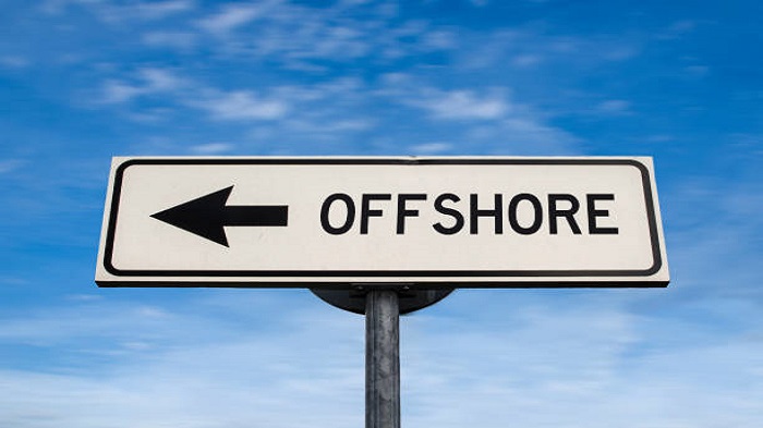 une plaque indiquant le mot "offshore " - externalisation des tâches administratives médicales - Serenity