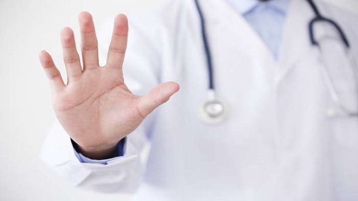 un docteur qui faut stop avec les signes de la main - entreprise de télésecrétariat médical - Serenity