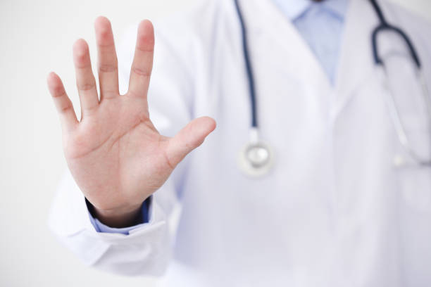 un médecin faisant un signe STOP de la main - entreprise télésecrétariat médical - Serenity