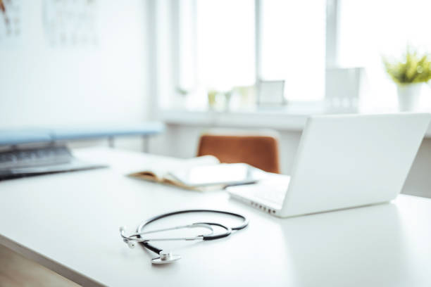 Stéthoscope, formulaire de prescription médicale posé sur une table avec ordinateur - gestion complète du cabinet médical - Serenity