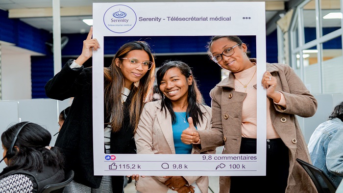 3 télésecrétaires médicales prenant une photo avec le photo Booth de Serenity - télésecrétaire médicale expérimentée - Serenity