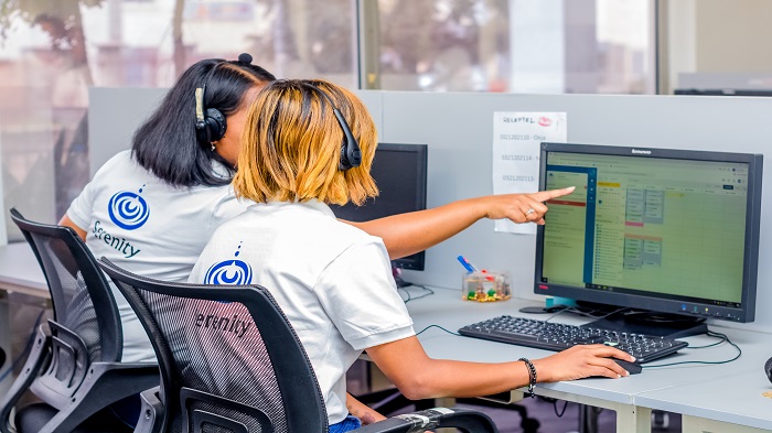 photos vue de dos des télésecrétaires médicales chez Serenity - service de permanence téléphonique - Serenity