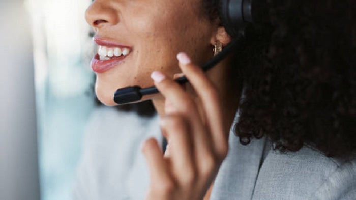 la bouche d'une femme prenant un appel - externaliser les appels médicaux - Serenity