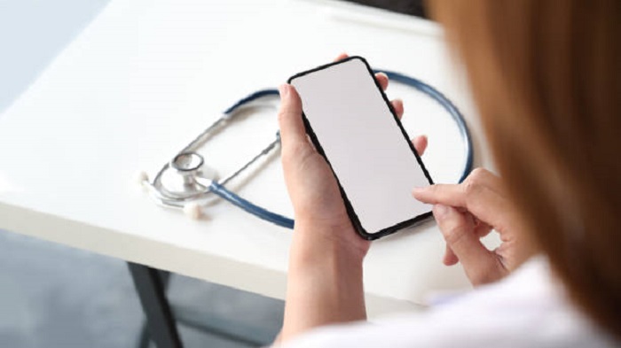 Smartphone dans la main d'une femme médecin - gérer les appels médicaux - Serenity