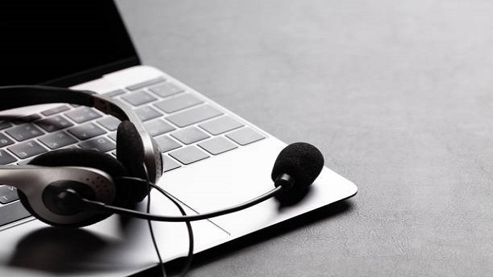 un microcasque et un laptop sur une table - call center médical - Serenity