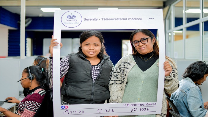 des télésecrétaires médicales chez Serenity prenant une photo avec le photobooth - externaliser le centre d'appels médical - Serenity