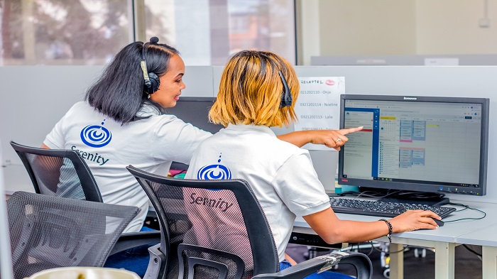 deux télésecrétaires médicales travaillent chez Serenity en plein travail - externalisation du secrétariat téléphonique médical - Serenity