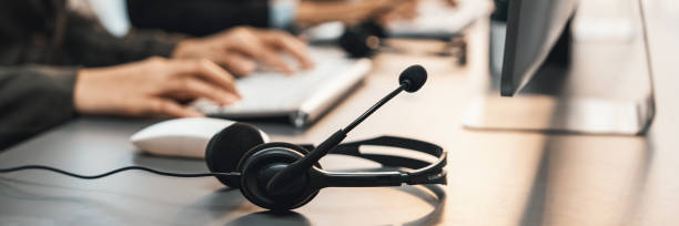 un microcasque sur une table - externalisation du secrétariat téléphonique médical - Serenity