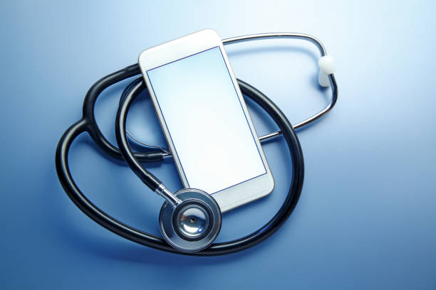 photo d'un smartphone et d'un stéthoscope - externaliser la gestion des appels médicaux - Serenity