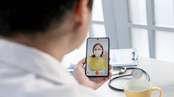 un professionnel de santé qui prend un appel médical - gérer l'accueil téléphonique des patients - Serenity 