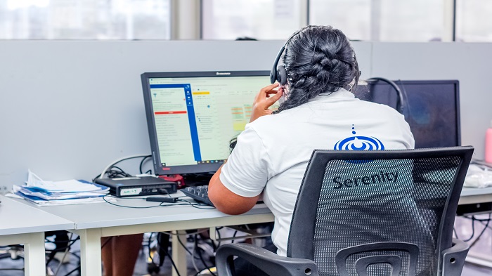 photo de derrière d'une télésecrétaire médicale chez Serenity - gérer l'accueil téléphonique des patients - Serenity 