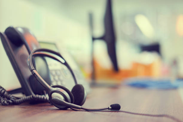 un téléphone et un microcasque sur un bureau - secrétariat médical téléphonique - Serenity