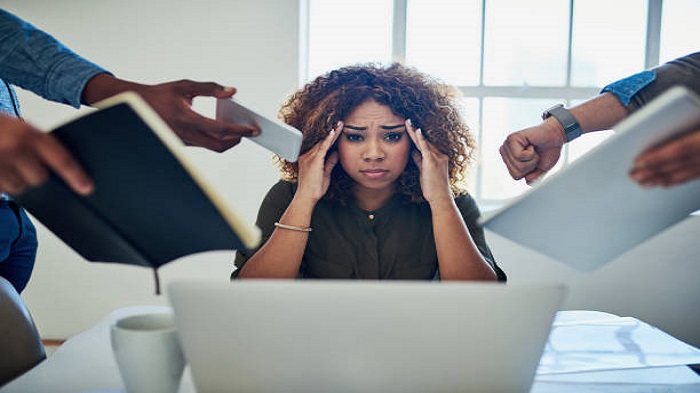 photo d'une secrétaire débordée au travail - standard téléphonique externalisé - Serenity