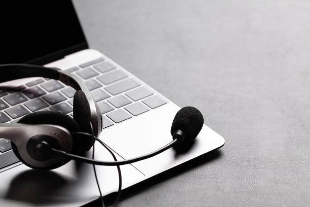 un microcasque et un laptop sur une table - gestion de l'accueil téléphonique des patients - Serenity