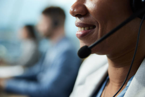 Gros plan d'une femme parlant au casque - gestion d'un standard téléphonique - Serenity