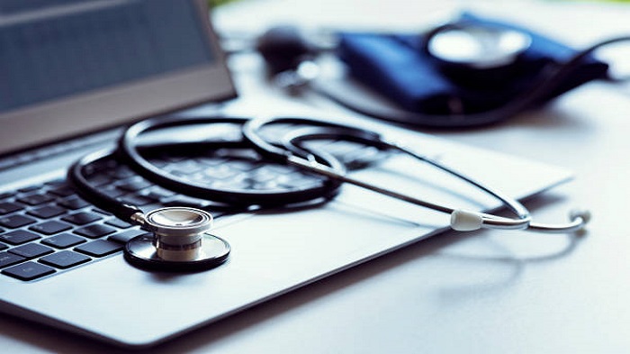 un stéthoscope et un laptop - entreprise de télésecrétariat - Serenity 