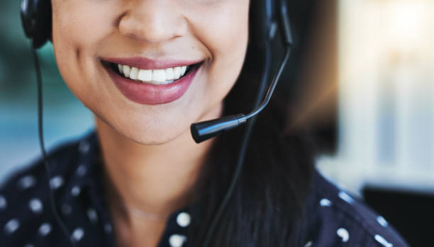 une femme souriante au téléphone - secrétaire médicale à distance - Serenity