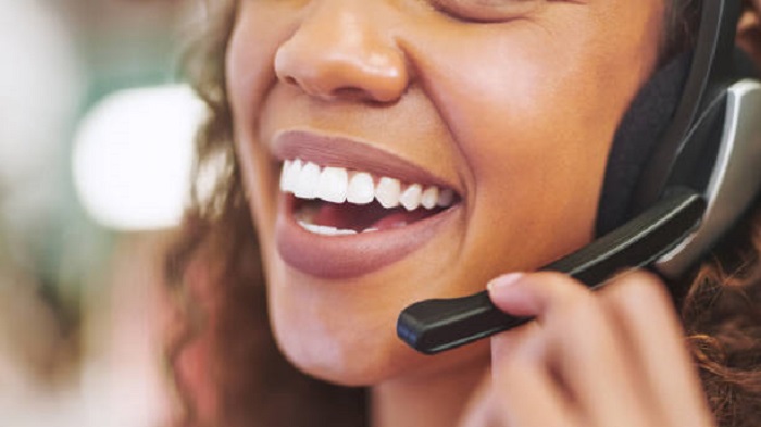 une femme souriante au téléphone - Serenity