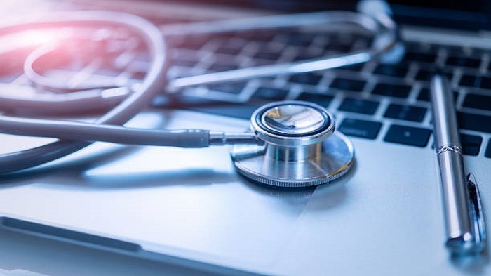 Stéthoscope avec stylo sur ordinateur portable - externalisation d'appels médicaux - Serenity