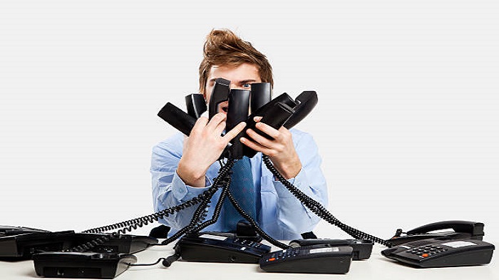 un homme débordé par des appels téléphoniques - gestion des appels médicaux - Serenity