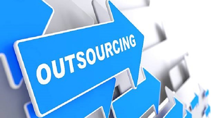 Flèche bleue avec le slogan « Outsourcing » - télésecrétariat médical offshore - Serenity