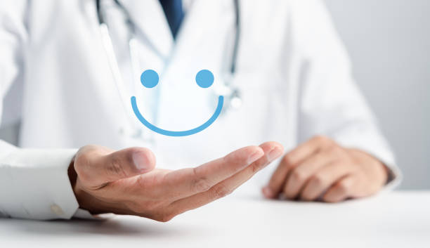 Médecin tenant une icône de sourire virtuel - expérience client médical - Serenity