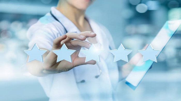 L'agent de santé place les étoiles d'évaluation - Formation de secrétaire médicale à distance - Serenity