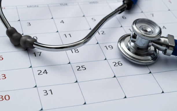 Stéthoscope et stylo sur un calendrier - agenda médical - Serenity