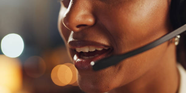 Femme parlant au micro dans un centre d'appels - centre d'appels externalisé - Serenity