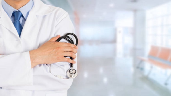 un professionnel de santé anonyme tenant un stéthoscope - customer delight - Serenity