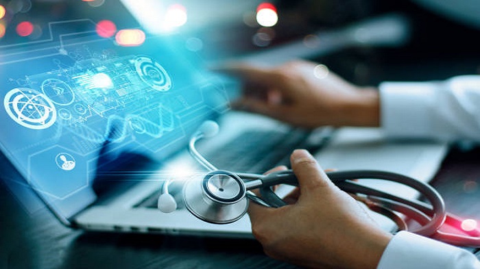 interface virtuelle moderne sur ordinateur portable avec stéthoscope en main - dossier de santé électronique - Serenity