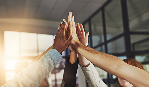 Plan d'un groupe de collègues se faisant un high five - Secrétaire téléphonique médicale à distance - Serenity