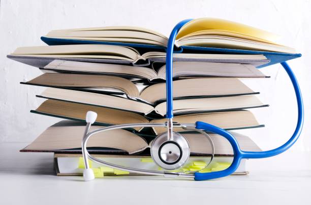 Livres ouverts, stéthoscope - Formation de secrétaire médicale à distance - Serenity