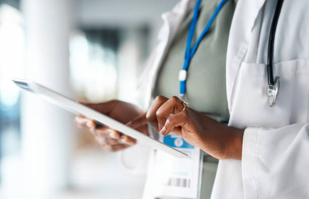 médecin et tablette à l'hôpital - gestion de planning - Serenity