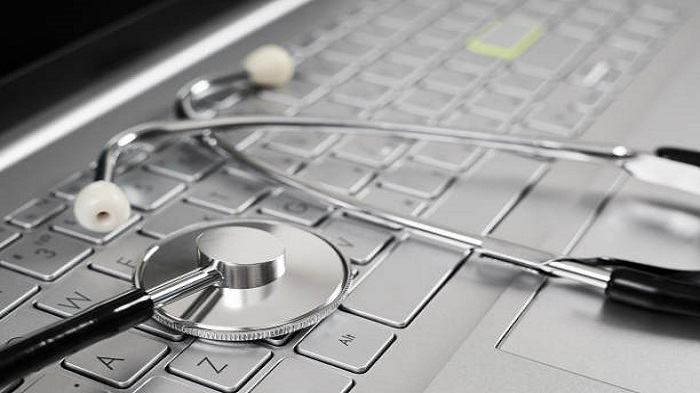 Vue de dessus du stéthoscope sur le clavier de l'ordinateur portable - logiciel de planification médical - Serenity