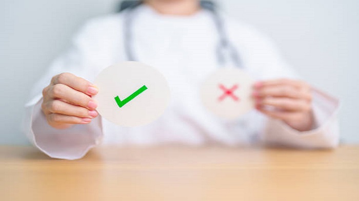 Le médecin montrant des symboles du bon choix - logiciels pour cabinet médical - Serenity