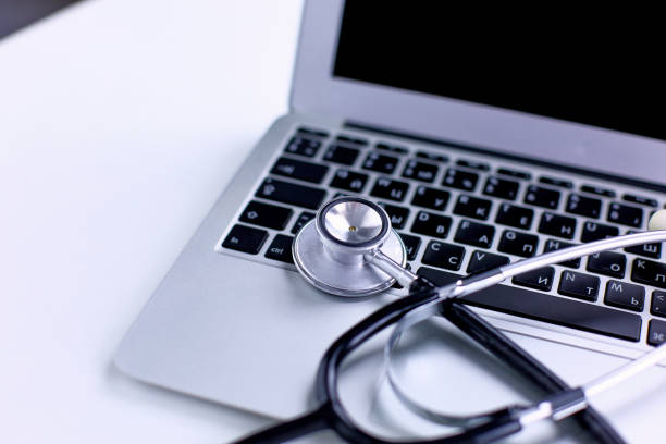 stéthoscope se posant sur un ordinateur portable - logiciels pour cabinet médical - Serenity