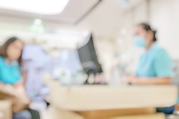Des infirmières réceptionnistes floues s'occupent des nouveaux clients dans une clinique médicale - organisation cabinet médical - Serenity