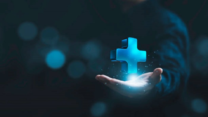 Homme d'affaires tenant un signe plus bleu virtuel - processus de relation client - Serenity