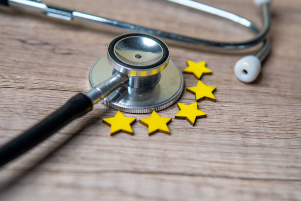 stéthoscope et de cinq étoiles sur une table en bois - processus de relation client - Serenity