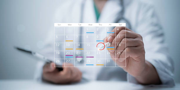 travailleur médical touche le calendrier numérique virtuel - rendez-vous médical à distance - Serenity
