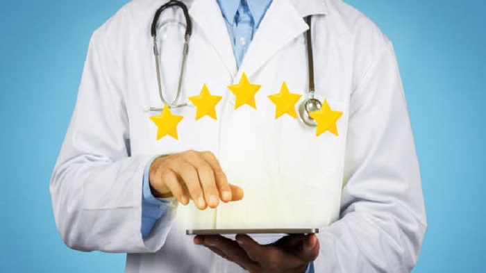 médecin tenant une tablette - répondeur personnalisé - Serenity