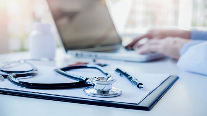 Stéthoscope avec presse-papiers et ordinateur portable sur le bureau Médecin - Secrétaire téléphonique médicale à distance - Serenity