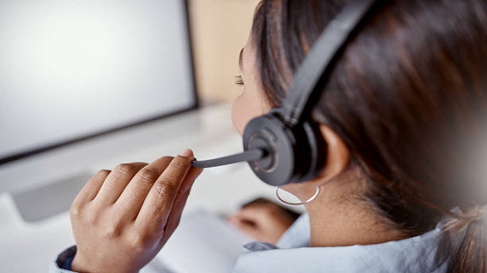 photo de dos d'une téléconseillère - service client médical - Serenity