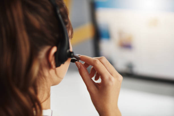 Vue arrière d'une femme portant un casque - standard téléphonique médical - Serenity