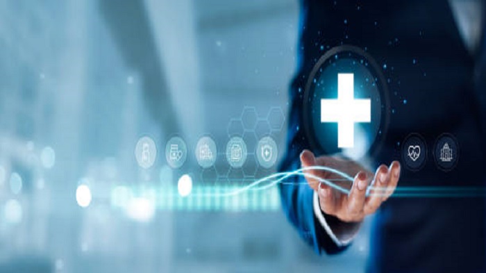 Un homme d'affaires tient des icônes de connexion à un réseau médical virtuel - télésecrétariat pour les établissements médicaux français - Serenity