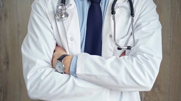 Gros plan d'un professionnel de la santé portant une blouse et un stéthoscope - télésecrétariat pour les établissements de santé français - Serenity